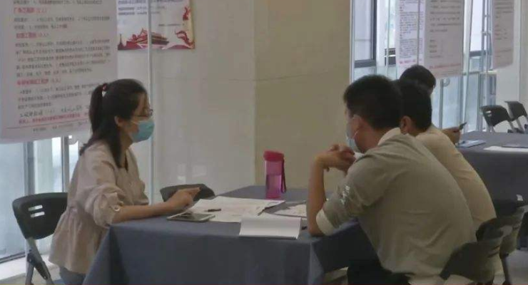 东莞成千上万的学生“喊楼”为高三兄弟姐妹的高考加油